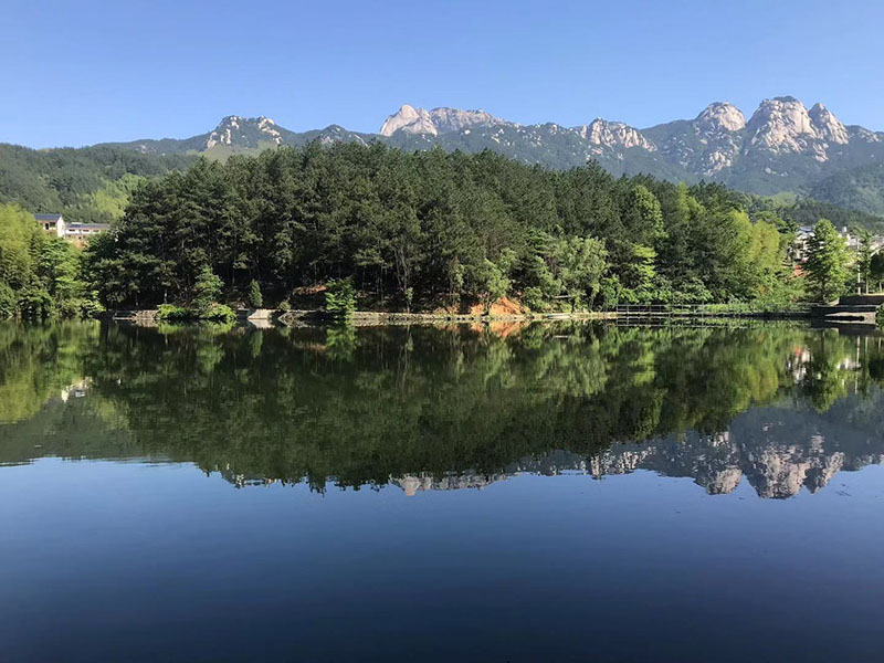 天柱山雪景倒影桃园湖